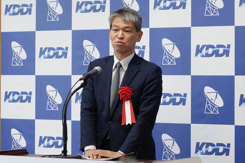 式典で祝辞を述べる総務省の鈴木氏