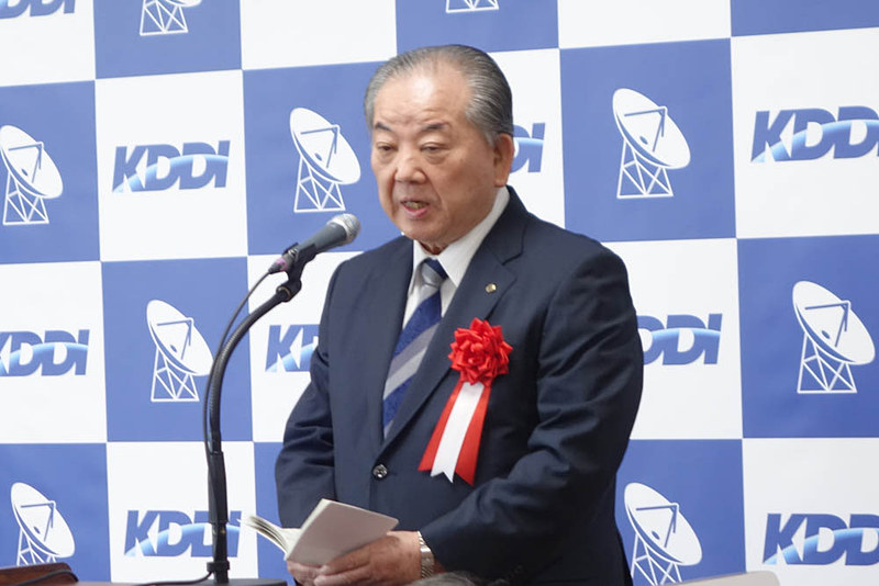 式典で祝辞を述べる山口市の渡辺市長