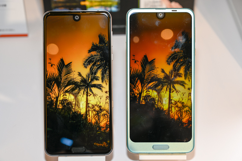 AQUOS R2（右）との比較