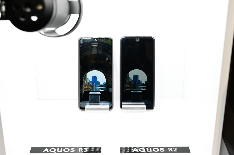 AQUOS R2（右）との比較