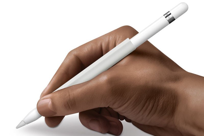 FRTMAブランドの第1世代Apple Pencil用グリップ。長さ約8cmで、内部に磁石が埋め込まれています。パッケージには粘着テープ付きのスチールプレートが2枚含まれており、これを貼った位置に第1世代Apple Pencilを吸着させることもできます。お値段1399円。