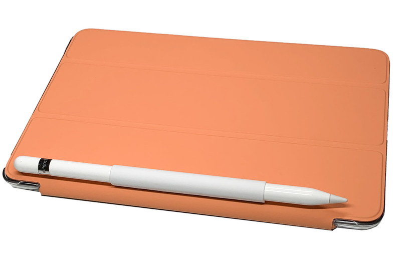 iPad Smart Coverの長辺端に吸着させることができました。なかなかの吸着力で、うっかりApple Pencilを落とすということはまずないと思います。