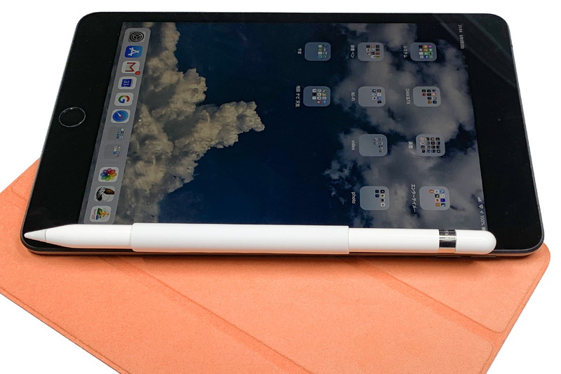 iPad mini 5本体にじかに吸着させることもできました。ただ、iPad Smart Coverへの吸着ほどは安定的ではありません。雑に扱うとApple Pencilを落としてしまうかも？