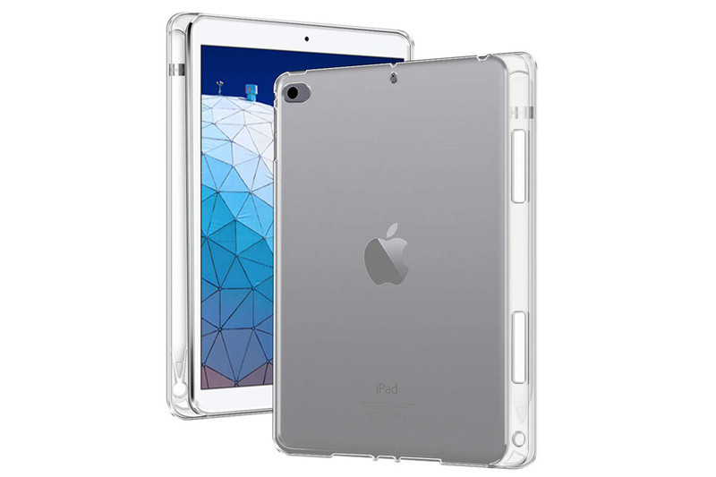 A-VIDETブランドのiPad mini 5用ケースで、799円で買いました。現在は在庫切れ・再入荷予定未定のようです。TPU素材ケースで、画面左側に第1世代Apple Pencilを格納できます。Apple Pencilの出し入れは容易で、軽く押し込むように入れ、背面の穴を使って押し出せます。ペン保持部にペンを立てる穴があります。ケースの構造上、iPad Smart Coverは装着で不可。全体的に厚めのケースで、iPad mini 5のスリム感はスポイルされがち。その一方で、ケース自体が厚手であり画面側のエッジの張り出しも大きめなので、端末の保護性は高いです。左側のペン保持部が出っ張っているので、そこに指をかけて端末を保持できるのもちょっと便利。なお、Amazonで「iPad mini 5Apple Pencilケース」をキーワードとして検索すると、本品とよく似た製品を見つけられます。