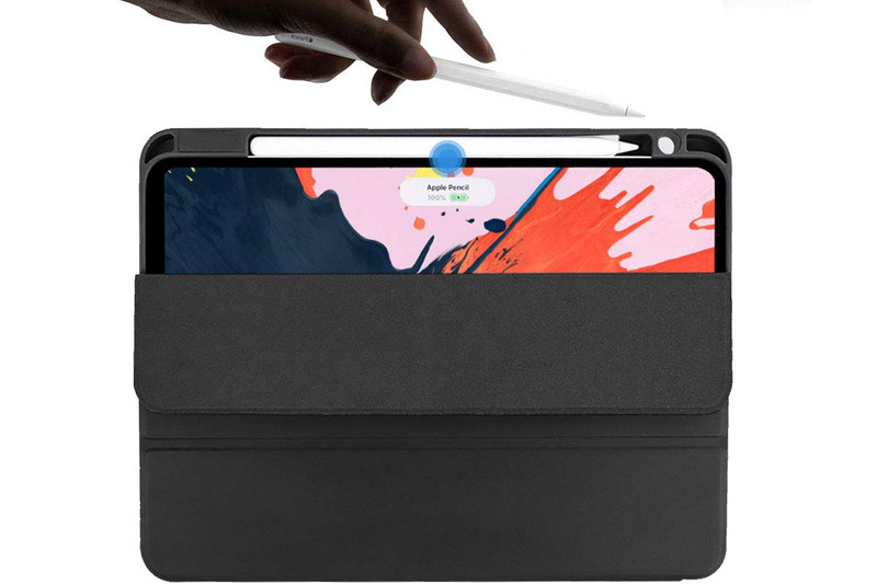 Wonzirブランドの iPad Pro 11インチ用ケース。画面右側（ボリュームボタン側）に第2世代Apple Pencilが収まります。ペン収納時、ペンと端末は密着して吸着し、充電やペアリングが可能。ペンの向きを変えておけば、敢えてペンを充電しないこともできます。ペンホルダー部が右側にあるので、右手だけでわりとスムーズにペンを取り出せます。ペンホルダー下にペン立て穴あり。ただ、背面内側がハニカム構造になっていたり素材が厚めだったりして、ケースは全体的に厚ぼったい感じがします。そしてちょっと重め。