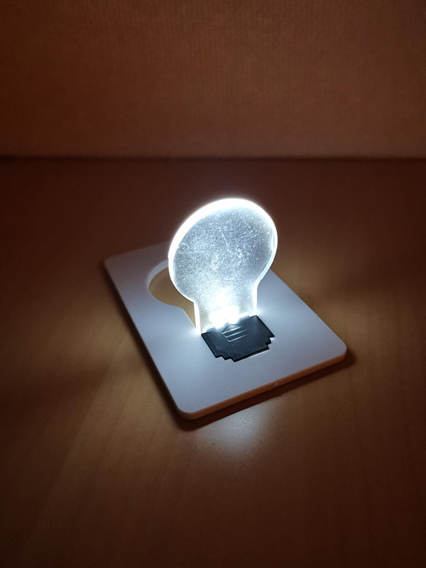 白色のLEDライトなのに、ボタン電池一個で周囲を温かい雰囲気に変えてくれる	