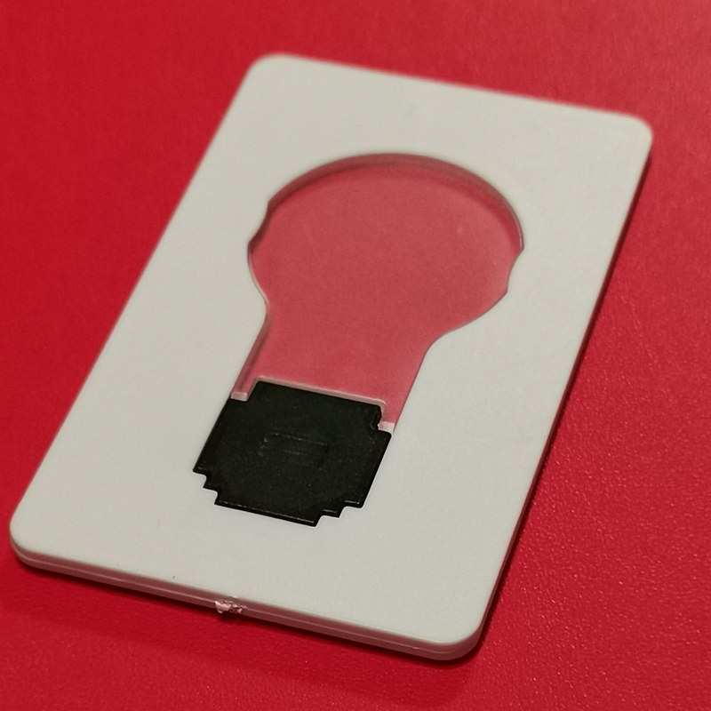 フラットな場所に置いていると厚さは名刺4枚分（3㎜）ほどだ