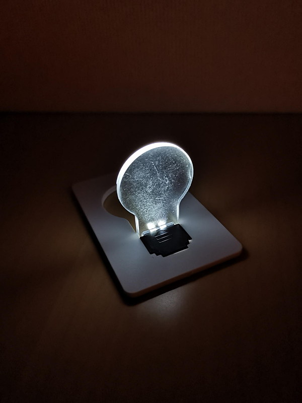 真っ暗なところだとなかなかシュールなイメージになる。複数使ってパーティのテーブルなどで使ってみたい