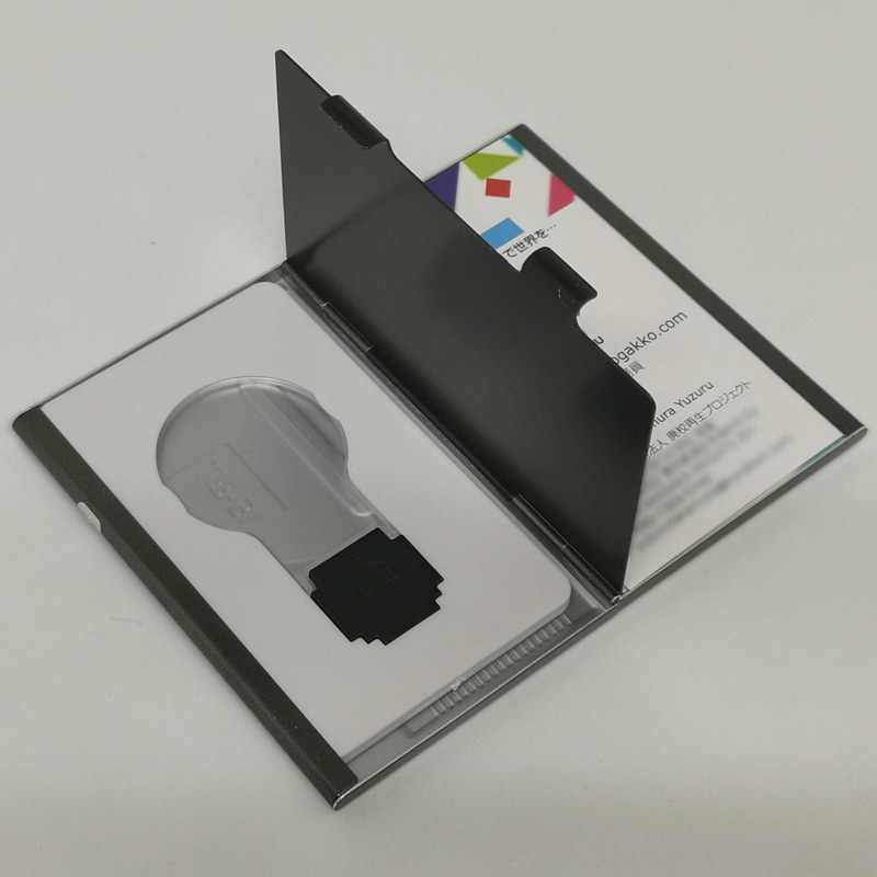 2個のコンパートメントのある名刺ケースなら片側に楽に入る