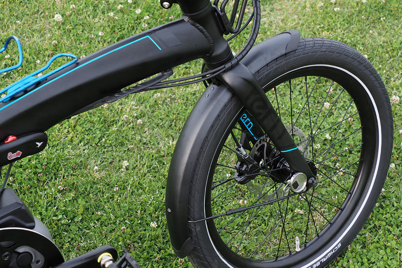 まず、フロントとリアにフェンダー（泥除け）を追加。さらにリアキャリアも追加しました。これで雨上がりでも服を汚さずに走れますし、荷物もしっかり積めます。リアフェンダーには尾灯があり、これは電動アシスト用のバッテリーで点灯します。Vektronには電動アシスト用バッテリーで点灯するヘッドライトが標準装備されていますが、これと連動して尾灯も点灯。Vektron専用のフェンダーやリアラックの情報は公式ブログ「<a href="https://ternbicycles.blogspot.com/2018/12/vektron.html" class="strong bn" target="_blank">Tern Bicycles Japan Official blogspot</a>」にあります。