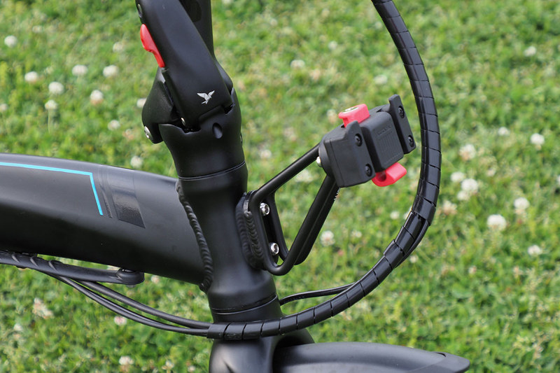 ヘッドチューブには「Luggage Truss 2.0」（<a href="https://www.ternbicycles.com/jp/gear/472/luggage-truss" class="strong bn" target="_blank">公式ページ</a>）を追加。これを装着すると、RIXEN & KAUL（リクセン & カウル ；<a href="http://www.g-style.ne.jp/brand_detail.php?id=20" class="strong bn" target="_blank">公式ページ</a>）のフロントバッグやカゴをワンアクションで脱着できます。右は「Kanga Rack」（<a href="https://www.ternbicycles.com/jp/gear/471/kanga-rack" class="strong bn" target="_blank">公式ページ</a>）を装着した様子。なお、Luggage Truss 2.0は脱着機構をロックする鍵付きです。