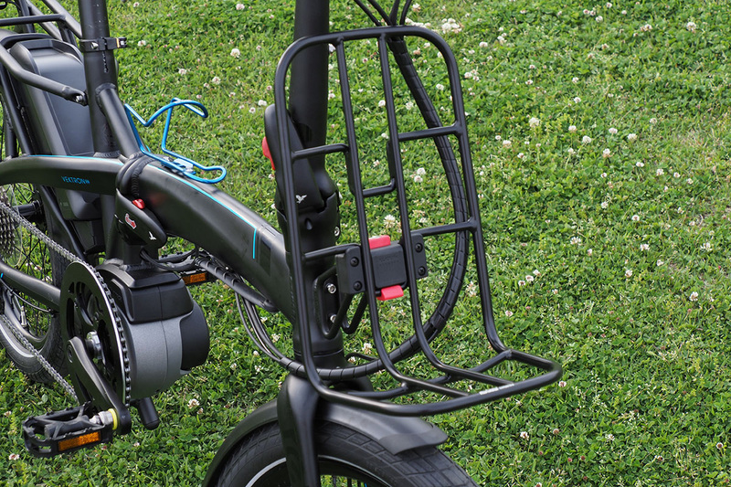 ヘッドチューブには「Luggage Truss 2.0」（<a href="https://www.ternbicycles.com/jp/gear/472/luggage-truss" class="strong bn" target="_blank">公式ページ</a>）を追加。これを装着すると、RIXEN & KAUL（リクセン & カウル ；<a href="http://www.g-style.ne.jp/brand_detail.php?id=20" class="strong bn" target="_blank">公式ページ</a>）のフロントバッグやカゴをワンアクションで脱着できます。右は「Kanga Rack」（<a href="https://www.ternbicycles.com/jp/gear/471/kanga-rack" class="strong bn" target="_blank">公式ページ</a>）を装着した様子。なお、Luggage Truss 2.0は脱着機構をロックする鍵付きです。