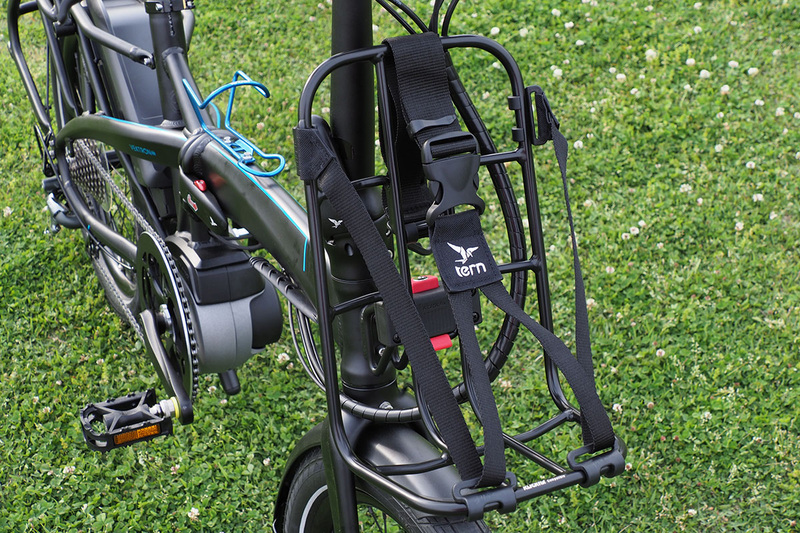 Kanga Rack には専用ハーネス（ストラップ）が付属していて、これを使ってバッグなどを積載することができます。