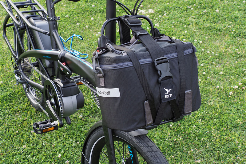 Kanga Rack には専用ハーネス（ストラップ）が付属していて、これを使ってバッグなどを積載することができます。