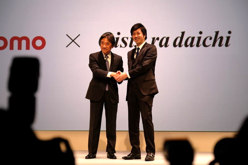 NTTドコモ 代表取締役社長 吉澤和弘氏（左）とオイシックス・ラ・大地 代表取締役社長 高島宏平氏（右）