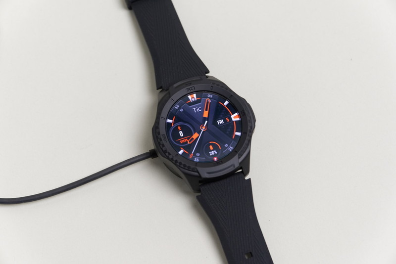 載せるとマグネットでピタッとくっつき、充電が開始する