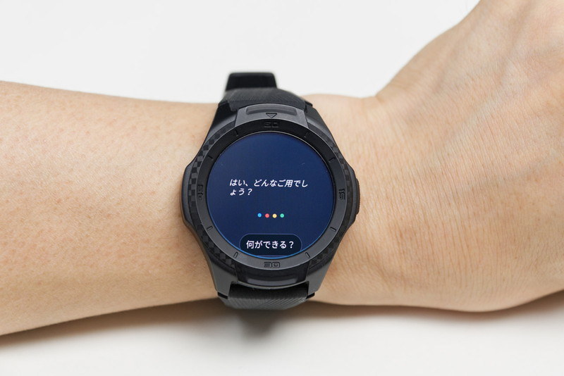 Google アシスタントも搭載。内蔵マイクで音声認識し、情報収集したり連携している家電を操作できたりする。スマートスピーカーに大声で話しかけることなく、小声で命令できるのがいい