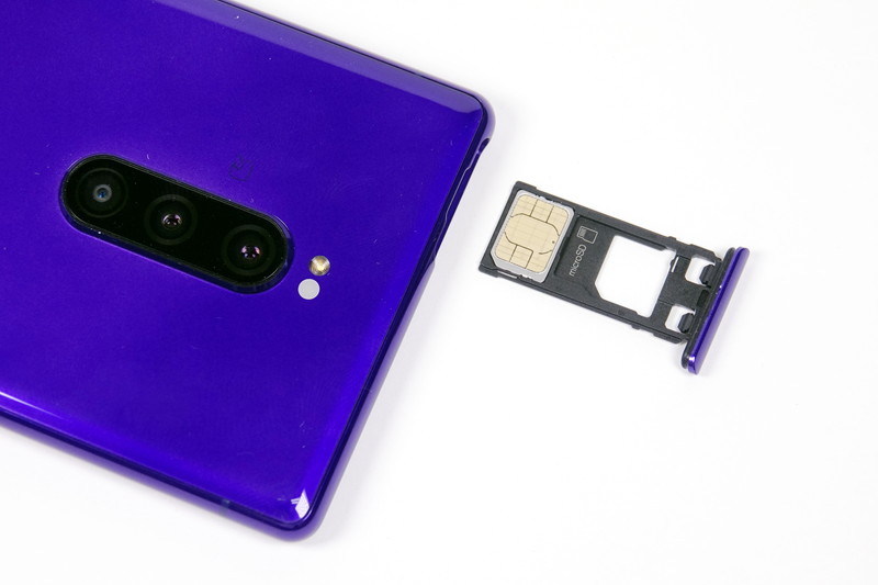 SIMカードトレイ