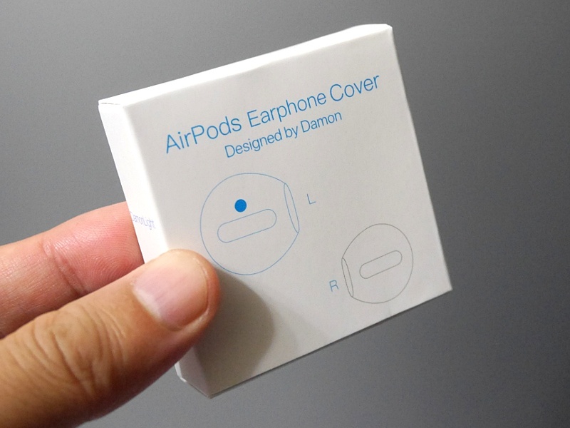 パッケージ。注文したのはブルーだったが届いたのはホワイトだった。レビューにも同様の報告が複数あり、検品体制にはやや疑問符がつく