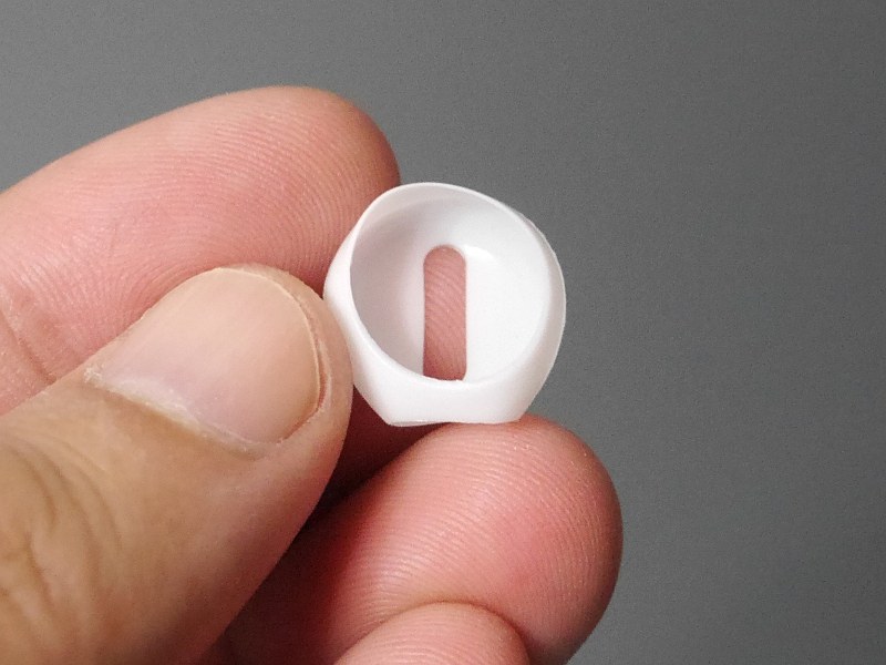 本体。装着作業中に裂けてしまわないか心配になるレベル