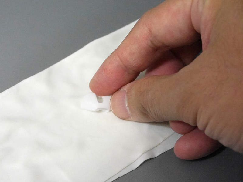 装着にあたっては付属の布を水で濡らし、それを使ってカバーの内側を濡らす