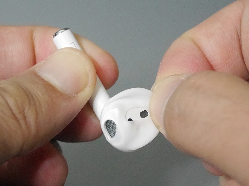 AirPodsにかぶせる。AirPodsの表面も（故障しない範囲で）軽く濡らしておくと作業がしやすい