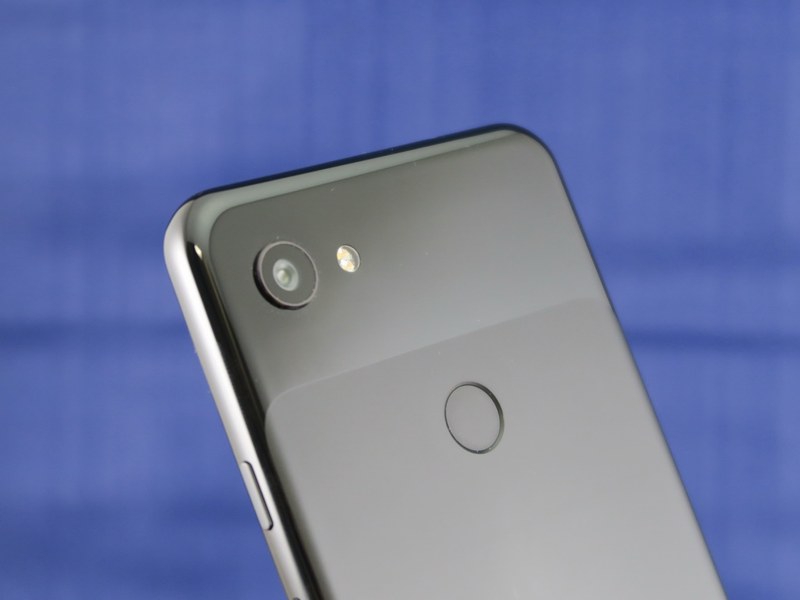 背面カメラは背面に向かって、左上に搭載されている。比較的、角に近い位置にあるため、指のかかりなどに注意が必要