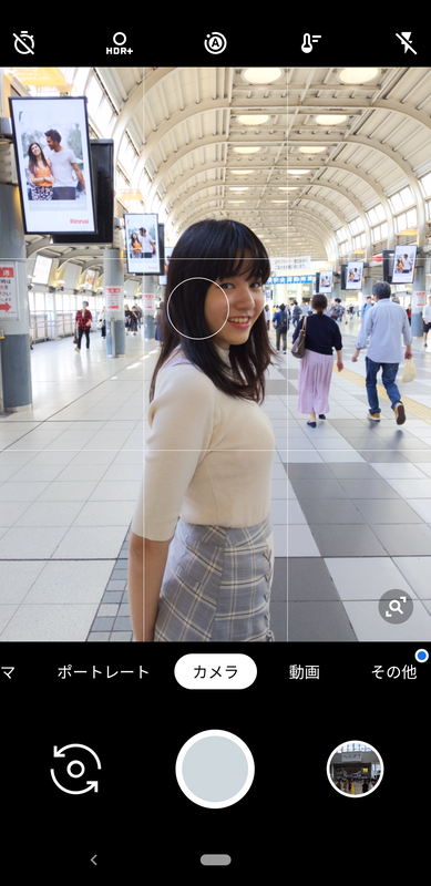 ファインダーでカメラモードを起動した状態。中央上の丸いアイコンが［モーション］。「Top Shot」を利用するときなどに切り替える