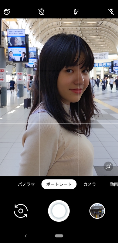 ファインダーでポートレートモードを起動した状態。カメラモードとまったく同じ位置に立っているが、これだけ画角が変わってしまう