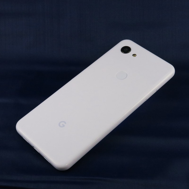 Pixel 3aは背面中央に指紋認証センサー、左上にカメラを備える。FeliCaを搭載しているが、おサイフケータイのロゴはない