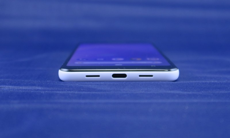 Pixel 3aの下部にはUSB Type-C外部接続端子を備える