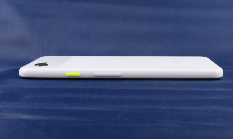 Pixel 3aの右側面には電源キー、音量キーを備える。一般的なAndroidスマートフォンとは位置が逆。Purple-ish、Clearly Whiteは電源キーの色が異なる