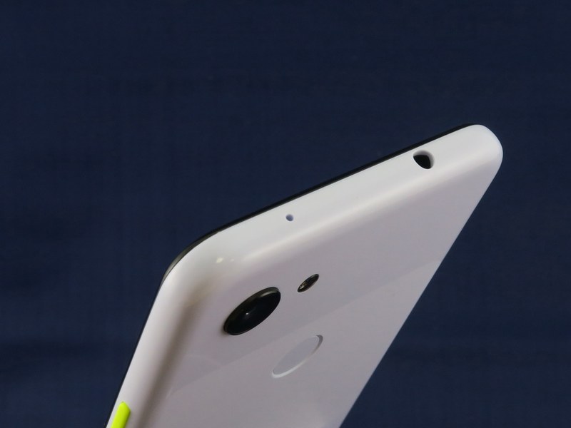 Pixel 3aの上部には3.5mmイヤホンジャック端子を備える。カメラ部はわずかに突起しているので、カバーの装着がおすすめ