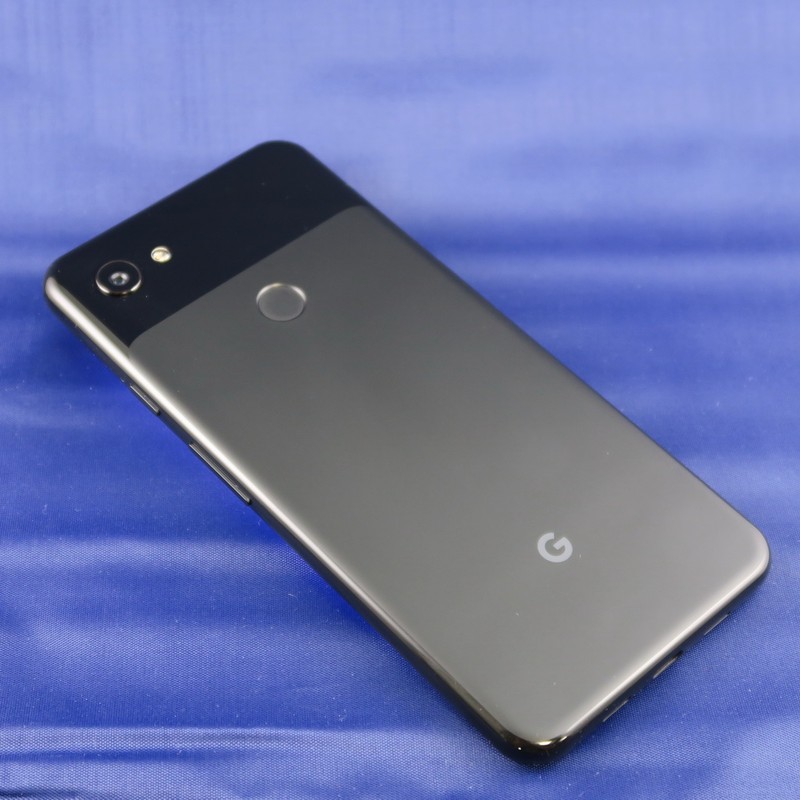 Pixel 3a XLは背面中央に指紋認証センサー、左上にカメラを備える。FeliCaを搭載しているが、おサイフケータイのロゴはない