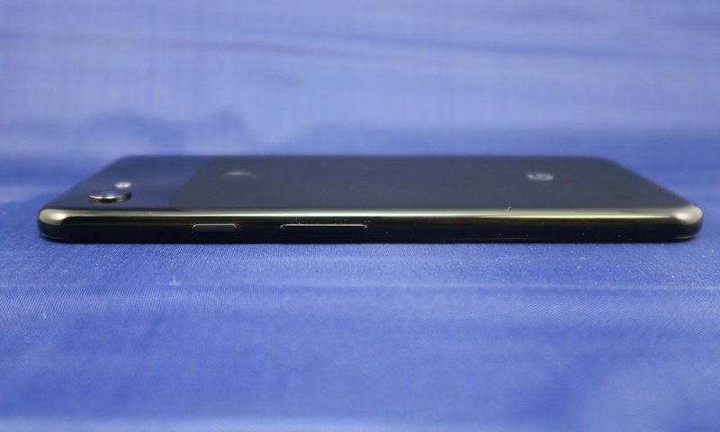 Pixel 3aの右側面には電源キー、音量キーを備える。一般的なAndroidスマートフォンとは位置が逆。Just Blackはいずれのキーも本体と同色
