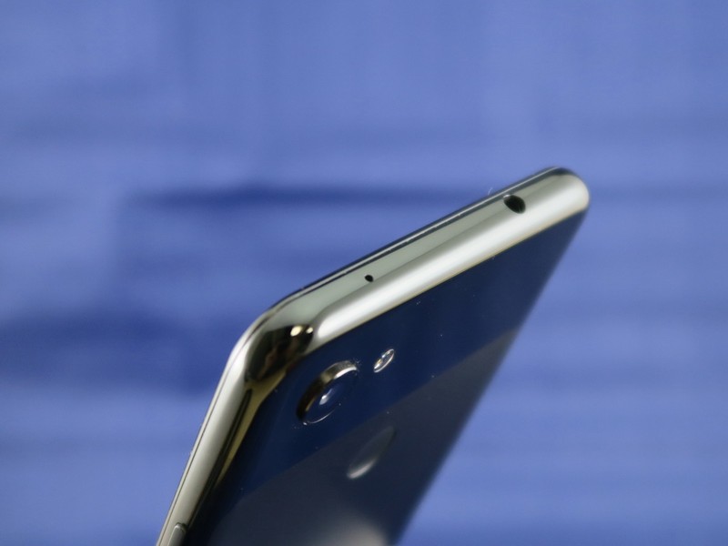 Pixel 3a XLの上部には3.5mmイヤホンジャック端子を備える
