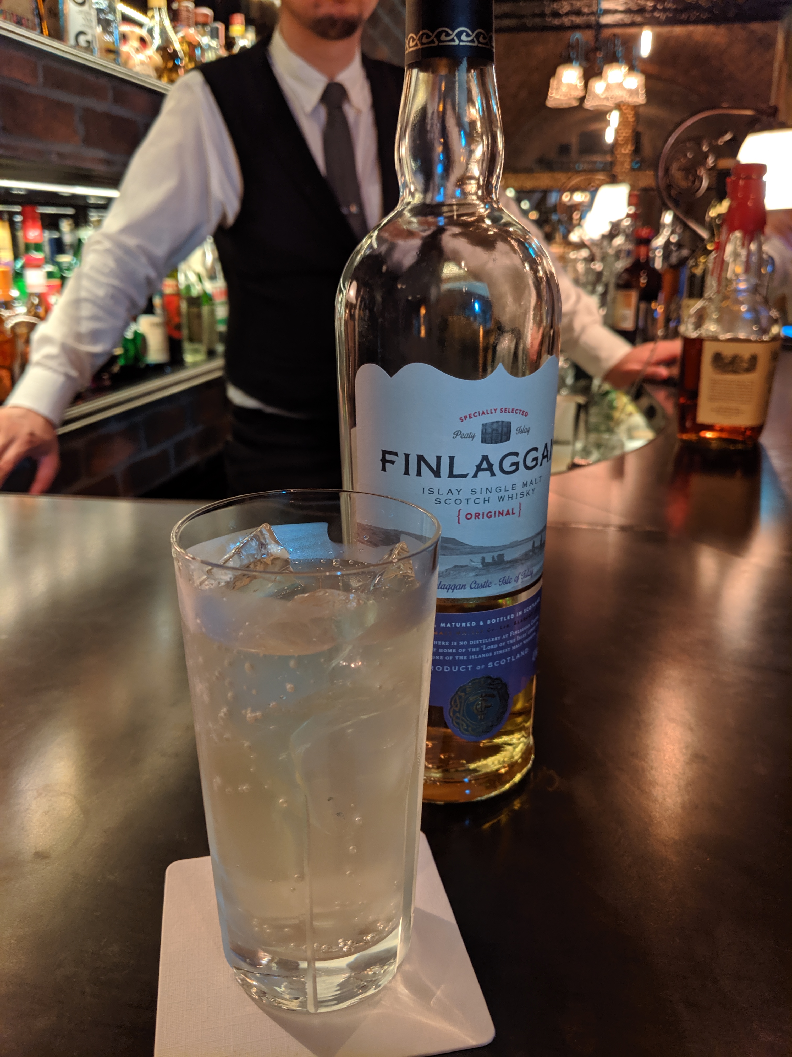 薄暗いバーで夜景モードを使って撮影すると、まるで昼間のような写真が撮れてしまう。本来はもう少し暗い。リンク先は3021×4032ドット