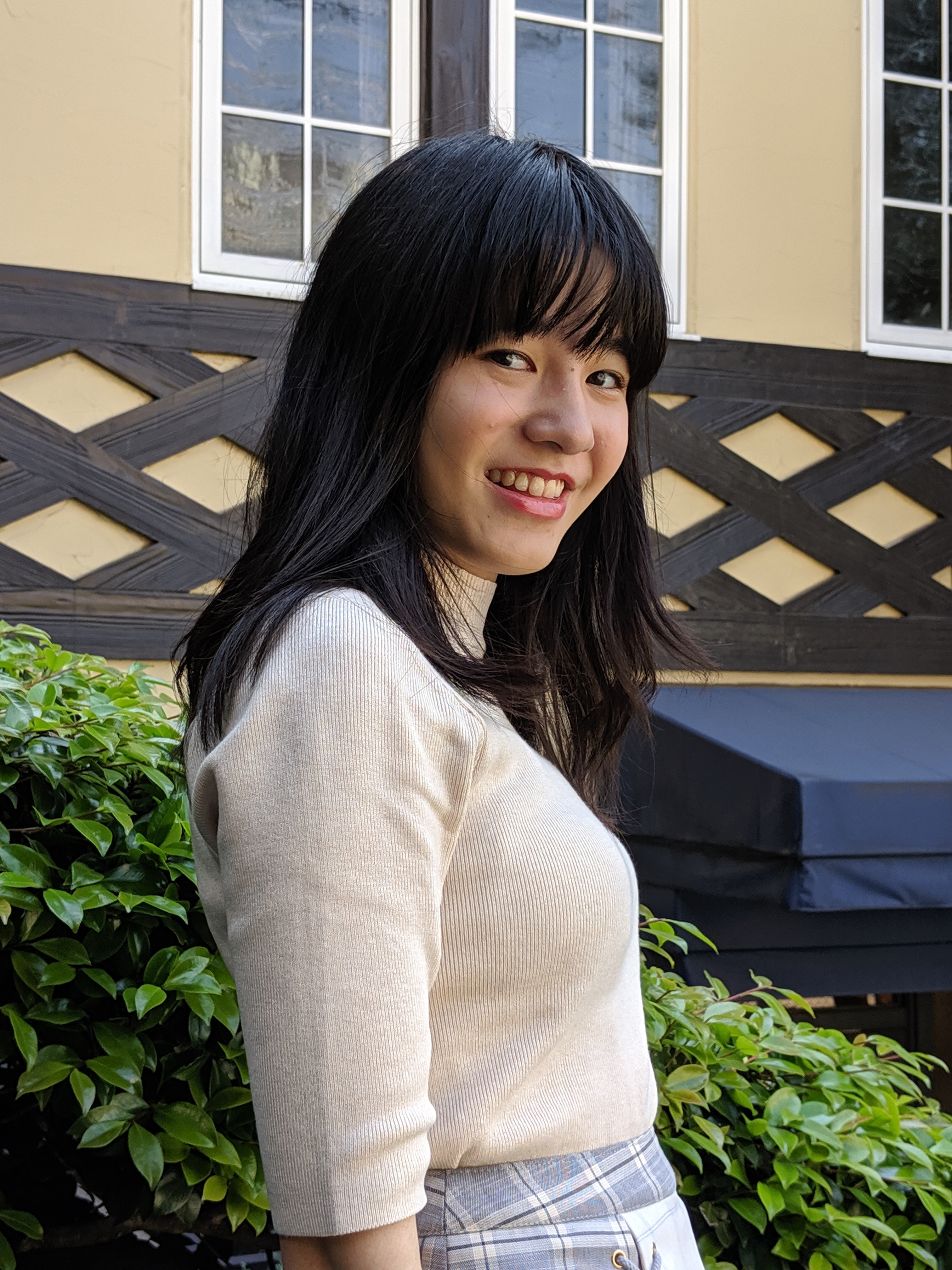 Pixel 3a XLのポートレートで撮影。背景のボケの有無で、2枚の写真が保存される。並べてみると、AIがうまく切り抜いていることがわかる。リンク先は3021×4032ドット。<br>モデル：<a href="http://bonbon-famin.com/cn2/g01.html" class="strong bn" target="_blank">るびぃ</a>（ボンボンファミンプロダクション）