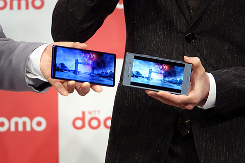 星野源と新田真剣佑がドコモ発表会に登場 - ケータイ Watch