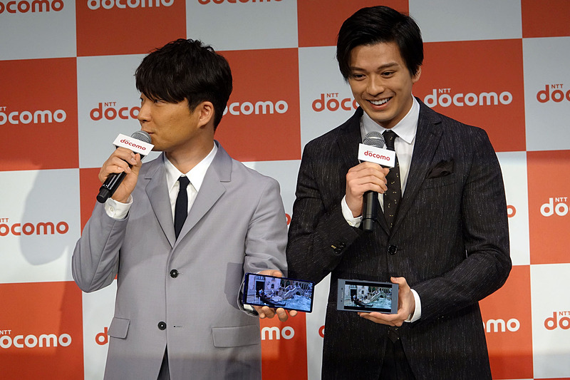 新機種で再生されている映像に気づくふたり