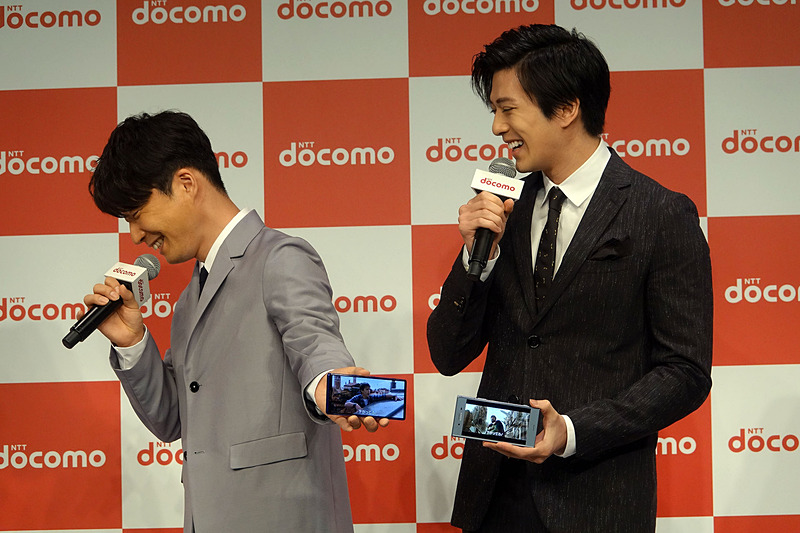 新機種で再生されている映像に気づくふたり