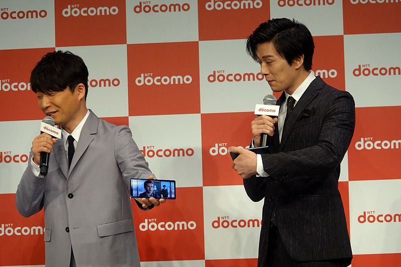 新機種で再生されている映像に気づくふたり