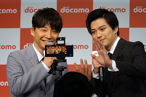 星野源と新田真剣佑がドコモ発表会に登場 - ケータイ Watch