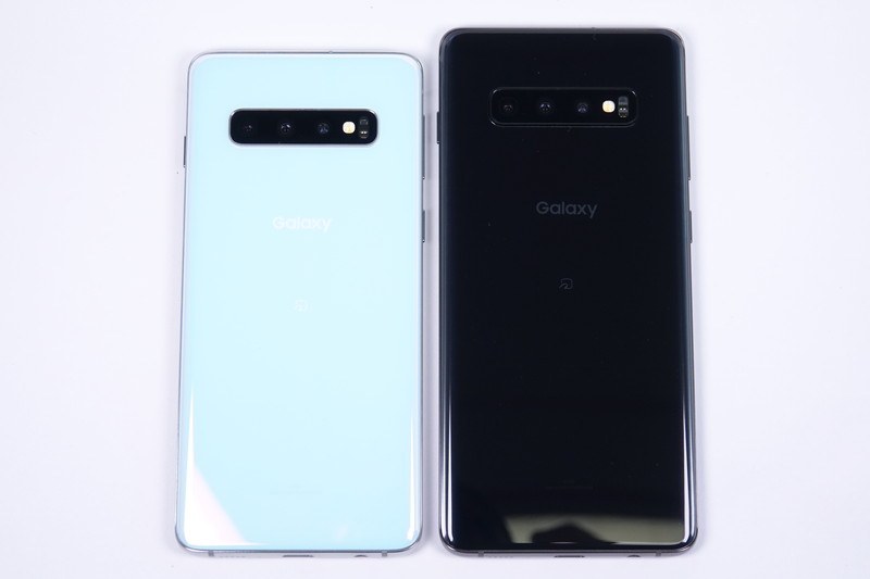 Galaxy S10 SCV41（左）、Galaxy S10＋ SCV42（右）