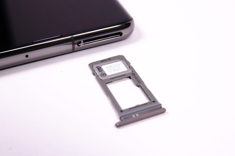 SIMカードトレイ