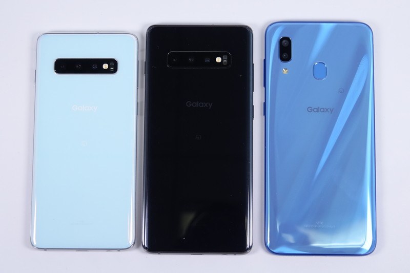 左から、Galaxy S10、Galaxy S10＋、Galaxy A30