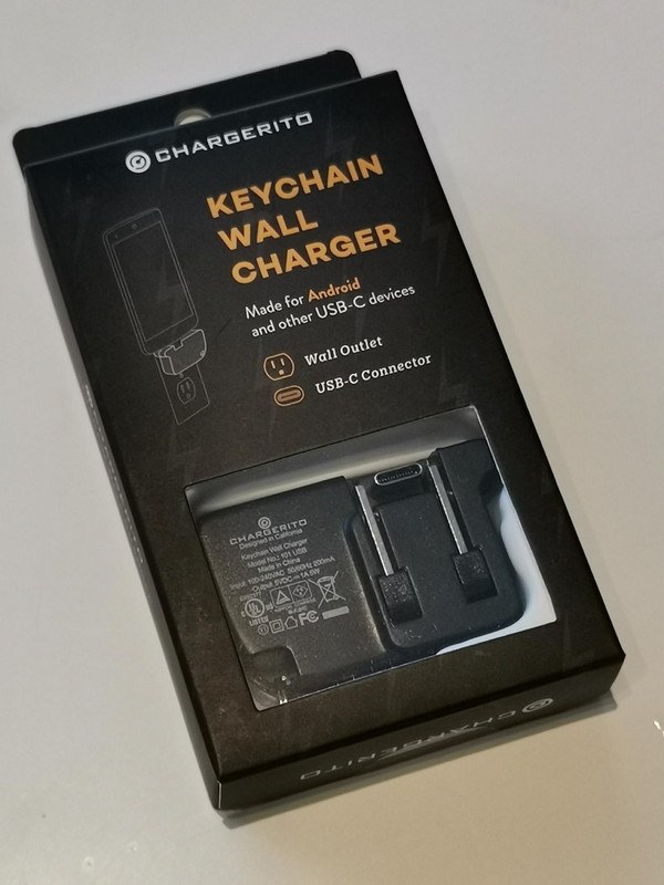 コンパクトなパッケージだ。microUSBタイプもLightningタイプもある