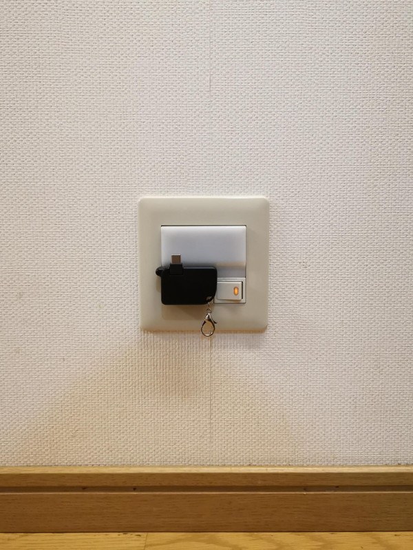 機能優先のミニマムデザインなので壁面のどんなACコンセントにもマッチする