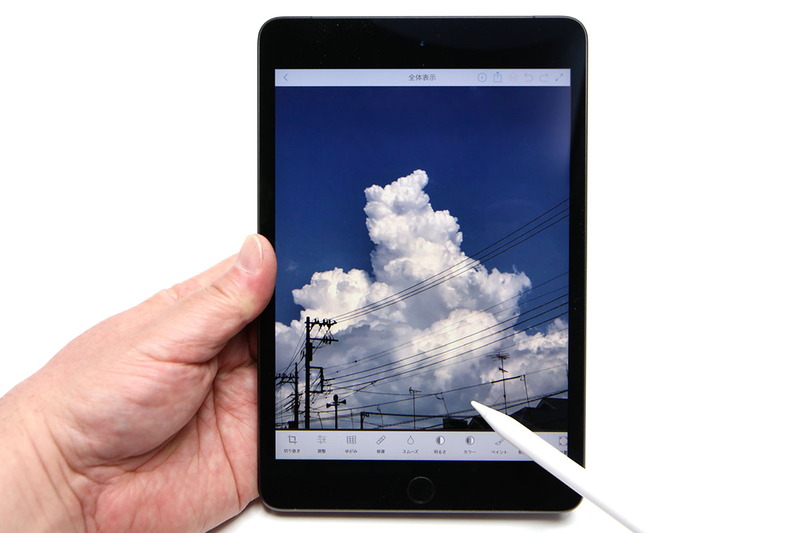 第5世代目のiPad mini。8インチクラスのタブレットで、Wi-FiモデルとWi-Fi＋Cellularモデルがあり、ストレージは64GBと256GBから選べて、アップルストア税別価格レンジは4万5800円～7万7800円。A5ノートのようなサイズなので、端末を手に持ってペンを走らせてメモ書きしたりするのにも便利。手に持ちやすく、バッグに入れやすく、現在では筆者の最多用タブレットになっています。