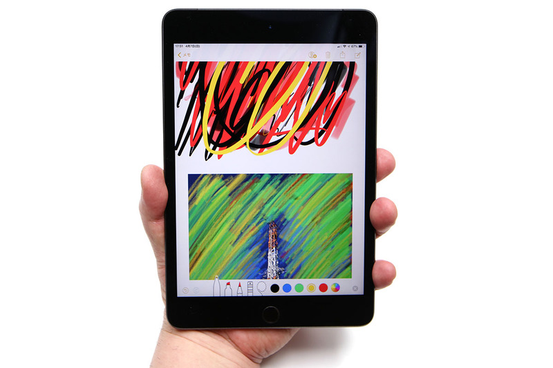 第5世代目のiPad mini。8インチクラスのタブレットで、Wi-FiモデルとWi-Fi＋Cellularモデルがあり、ストレージは64GBと256GBから選べて、アップルストア税別価格レンジは4万5800円～7万7800円。A5ノートのようなサイズなので、端末を手に持ってペンを走らせてメモ書きしたりするのにも便利。手に持ちやすく、バッグに入れやすく、現在では筆者の最多用タブレットになっています。